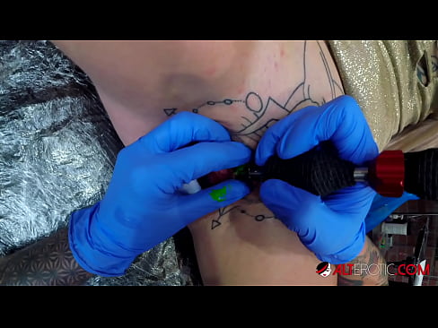 ❤️ Extremadamente tatuado hottie Sully Savage consiguió un tatuaje en su clítoris ❌ Video de porno de calidad en es.porno-filmy.ru ❌️❤️❤️❤️❤️❤️❤️❤️
